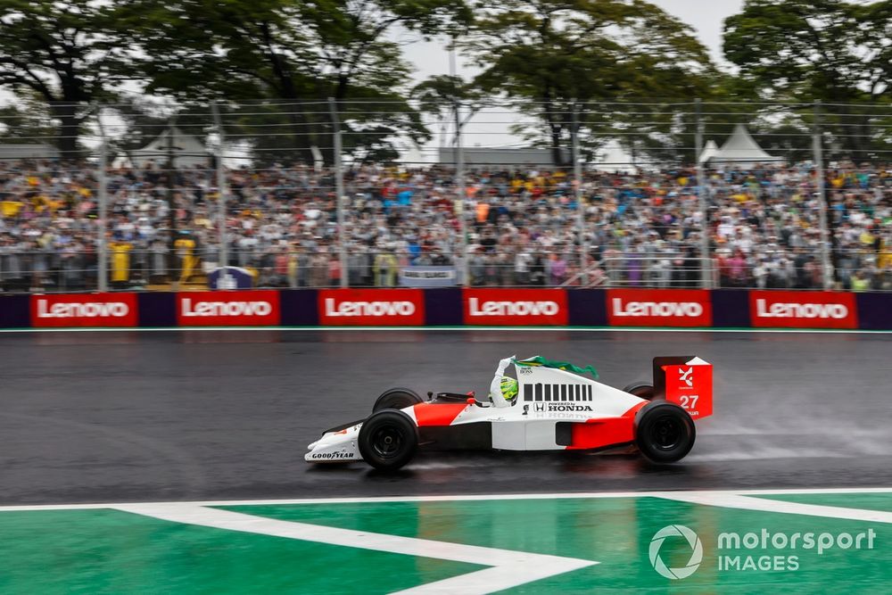 Lewis Hamilton guia McLaren MP4/5B de Senna e levanta a bandeira do Brasil