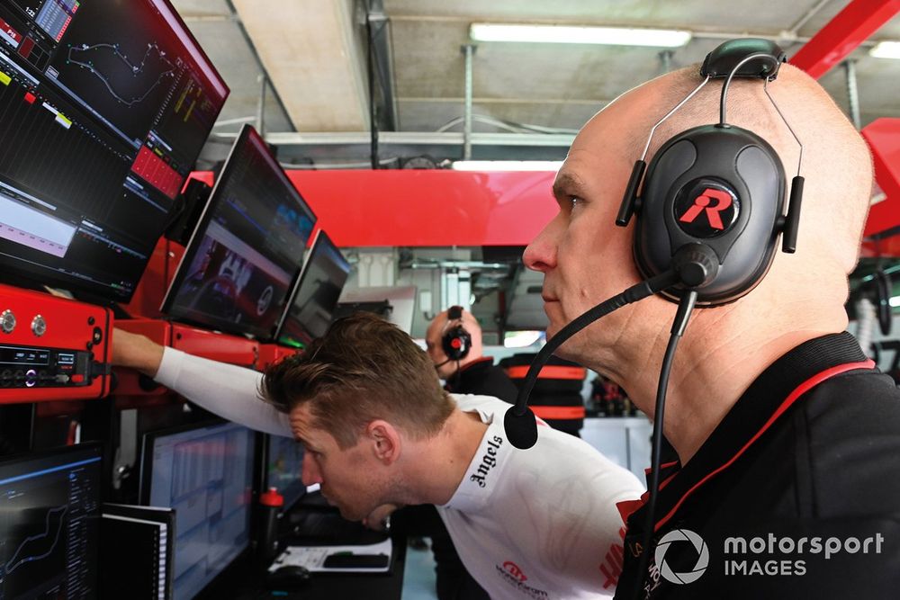 Nico Hulkenberg, Haas F1 Team, and Gary Gannon, Race Engineer, Haas F1 Team