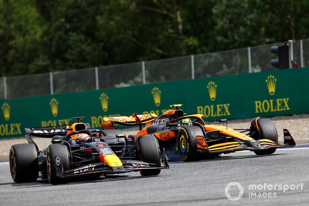 Max Verstappen, Red Bull Racing RB20, lidera Lando Norris, McLaren MCL38