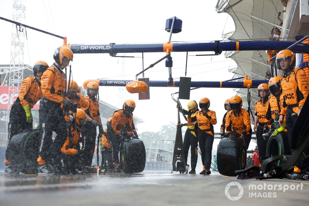 Il team McLaren pronto per un pit stop