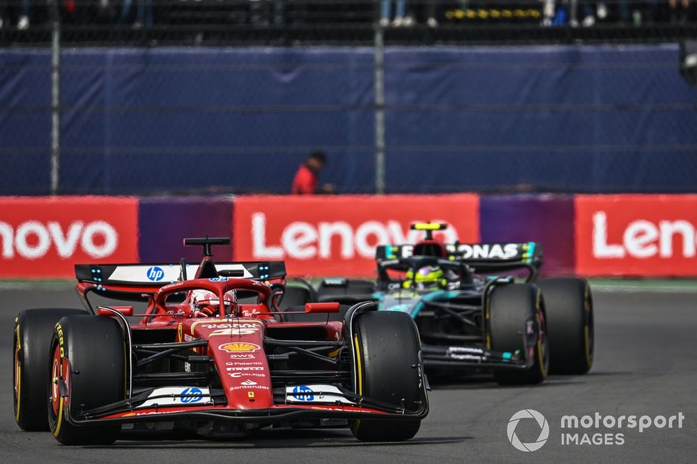 Charles Leclerc, Ferrari SF-24, Lewis Hamilton, Mercedes F1 W15'in önünde