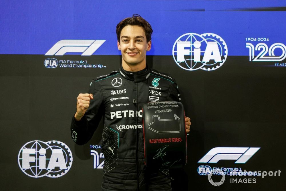 George Russell, Mercedes-AMG F1 Team, con el premio de la pole