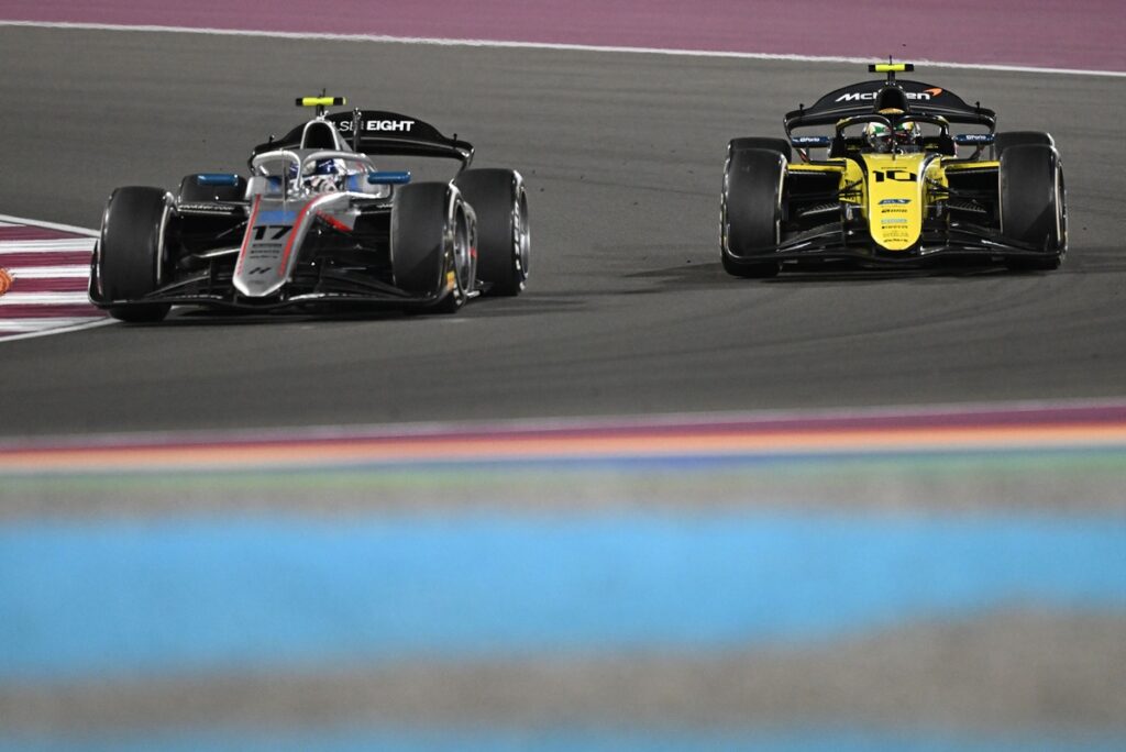 F2: Bortoleto é 3º com punição e vai para final com 0,5 ponto de vantagem para Hadjar; Aron vence no Catar