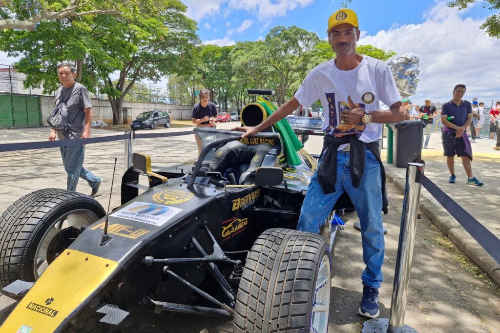 Brasileiro expõe em Interlagos carro de F1 que fez em sua casa