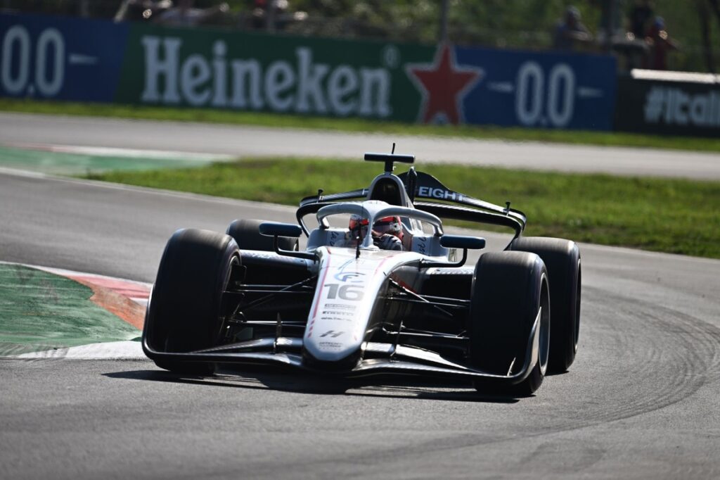 F2: Aron voa e faz pole no Catar, com Bortoleto em 2º; Hadjar é 9º