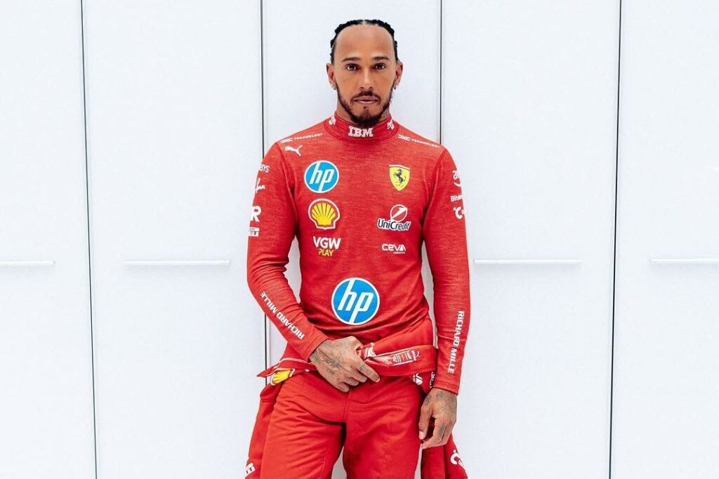 F1: Hamilton aparece pela primeira vez vestindo macacão vermelho da Ferrari