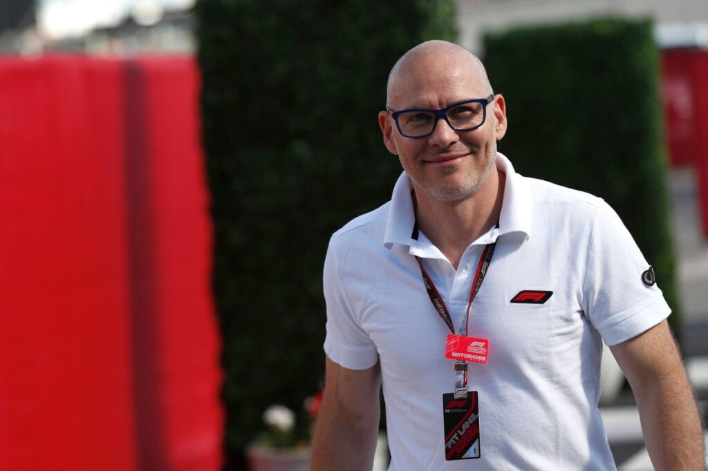 Villeneuve 'alfineta' Verstappen ao elogiar Hamilton: "Ninguém se importa" se o holandês sair da F1