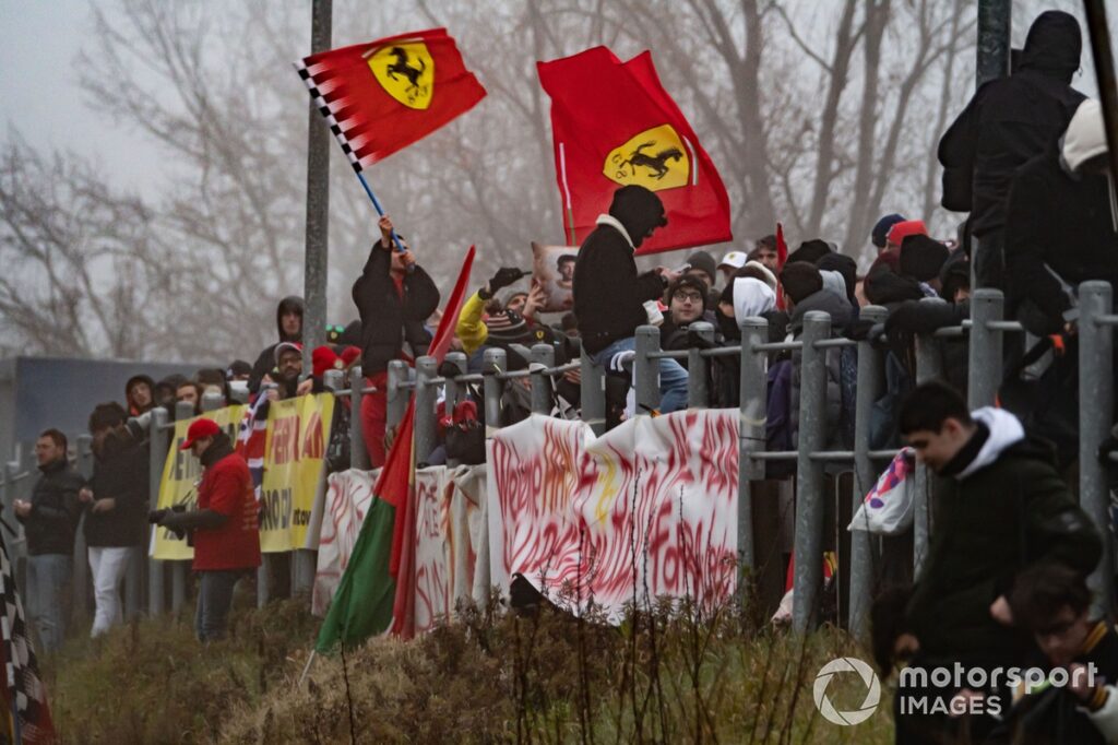 F1 – Frio, paixão e emoção: o teste de Hamilton e Leclerc na Ferrari pelos olhos dos tifosi