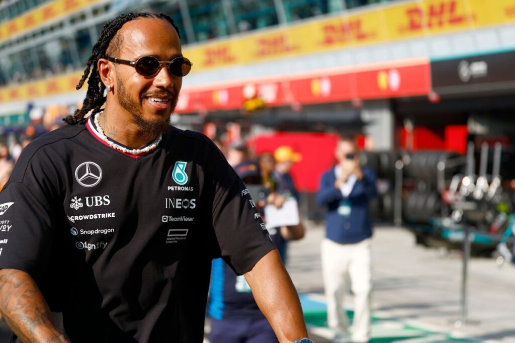 F1: Hamilton dá presente de despedida para três mil funcionários da Mercedes